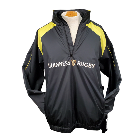 This rugby zip Jacket is part of the Guinness-designed performance sportswear range. Durable, waterproof wind jacket that is ideal for training on rainy days. Black and yellow design on the shoulders with the text ‘Guinness Rugby’. Official Guinness merchandise Waterproof wind jacket 3/4 zip jacket