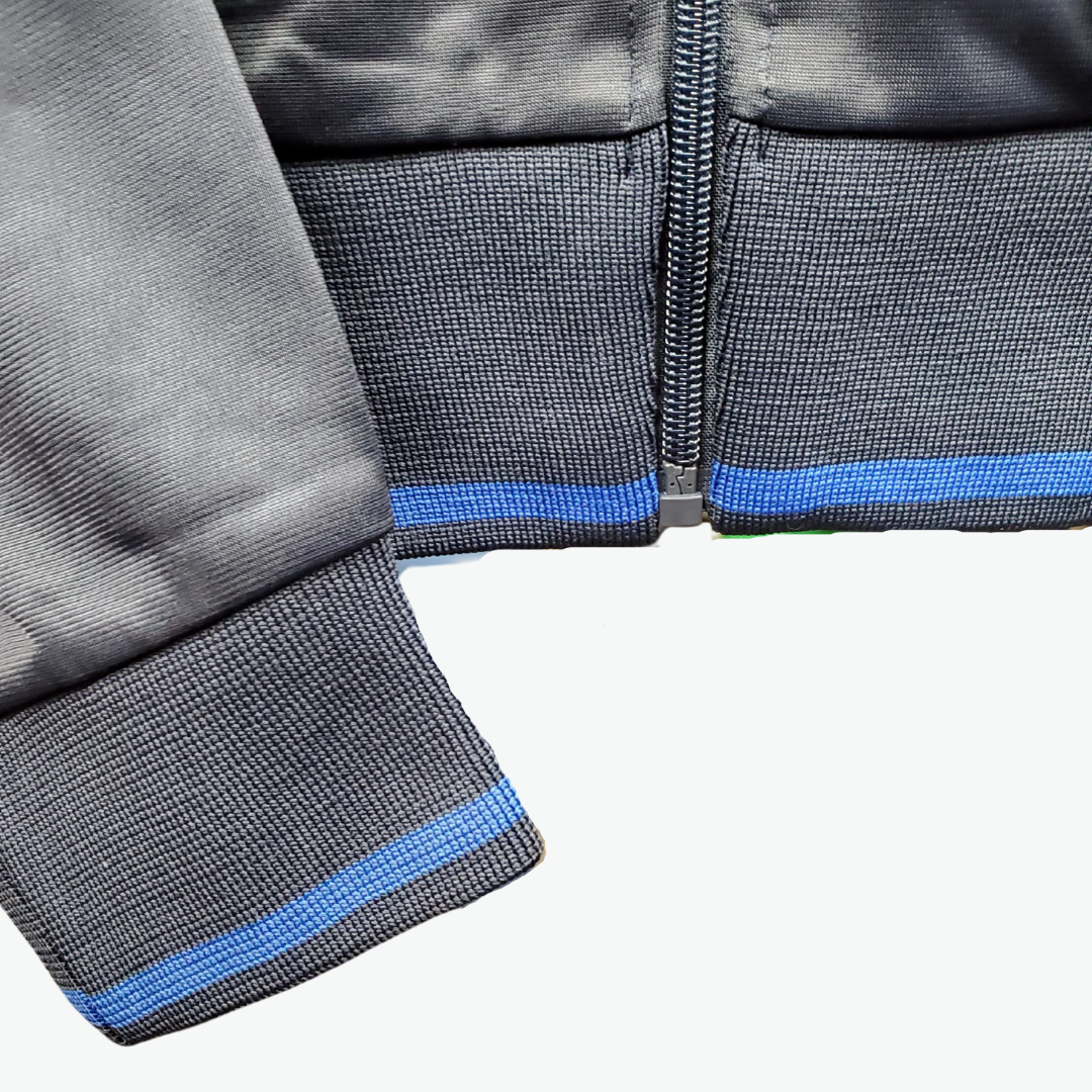 Close up of sleeve - This official Chelsea navy blue windbreaker was designed with comfort in mind. Win your next football match with ease in this water-resistant windbreaker. Official Chelsea football merchandise Durable zi