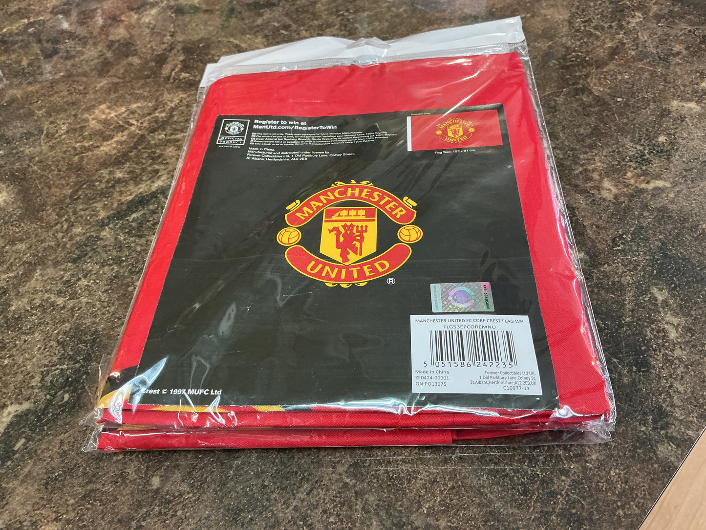 MANCHESTER UNITED FC CORE CREST FLAG