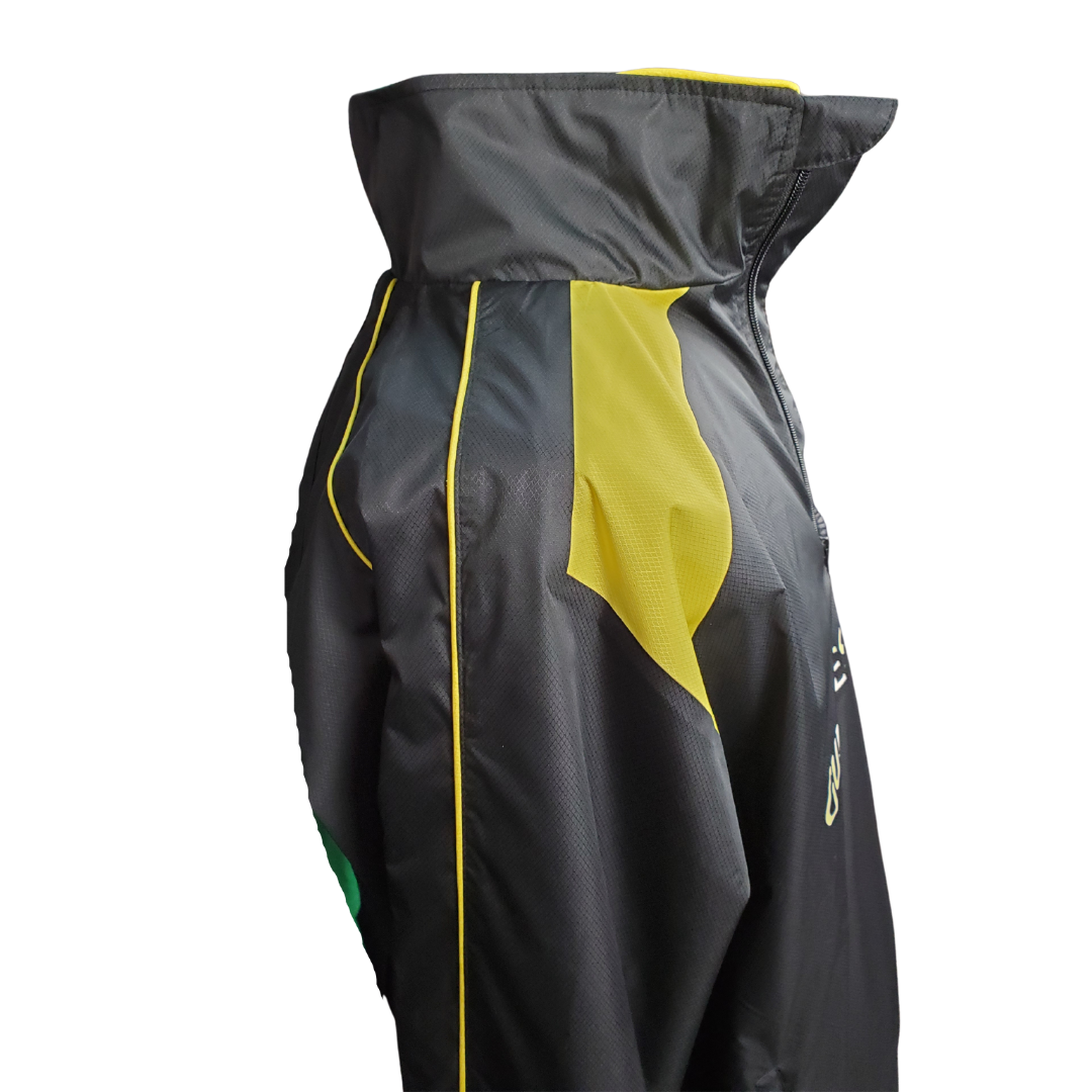 Side view - This rugby zip Jacket is part of the Guinness-designed performance sportswear range. Durable, waterproof wind jacket that is ideal for training on rainy days. Black and yellow design on the shoulders with the text ‘Guinness Rugby’.   Official Guinness merchandise  Waterproof wind jacket  3/4 zip jacket 