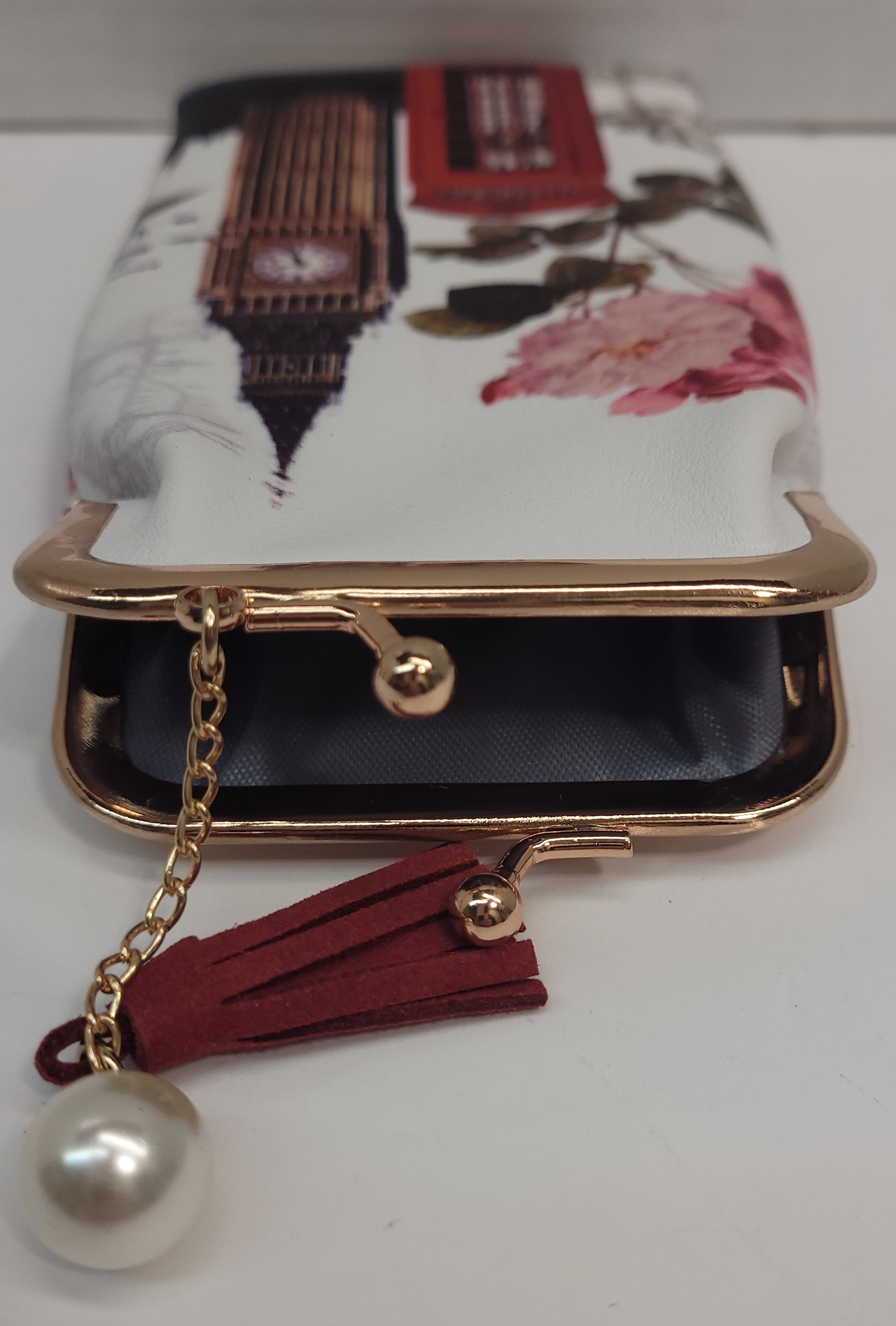 View of the opening - Unquie London scenery themed eyewear case with chain tassle & bead. Open from top side with a change purse style clasp.