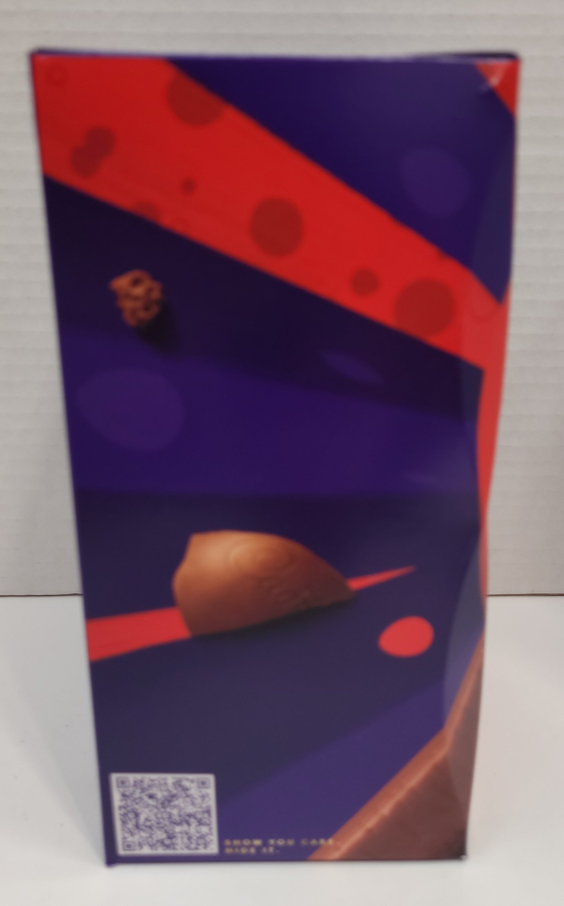 Side view of Box - A yummy hollow chocolate egg made with the world-famous Cadbury Dairy Milk chocolate. The chocolate egg is filled with 1 Cadbury Wispa chocolate bar.   Box contains one Cadbury Dairy Milk hollow chocolate egg and two bars of textured milk chocolate.   152G   Imported from the UK. 