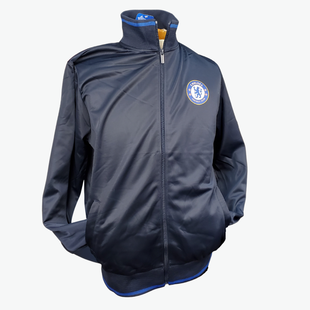 This official Chelsea navy blue windbreaker was designed with comfort in mind. Win your next football match with ease in this water-resistant windbreaker.   Official Chelsea football merchandise  Durable zipper to prevent snags  Ribbed baseball neck and sleeve ends