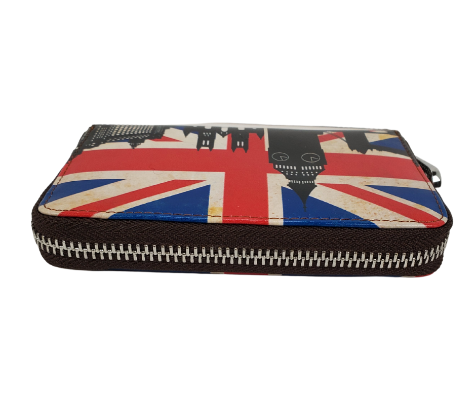This mini wallet is perfect for a night out on the town. This wallet has four card holders, a coin pouch centrally located with a zipper, and enough space on either side of the coin pouch for cash or more cards! This wallet is beautifully decorated with the Union Jack on both sides and one side features famous landmarks of England.