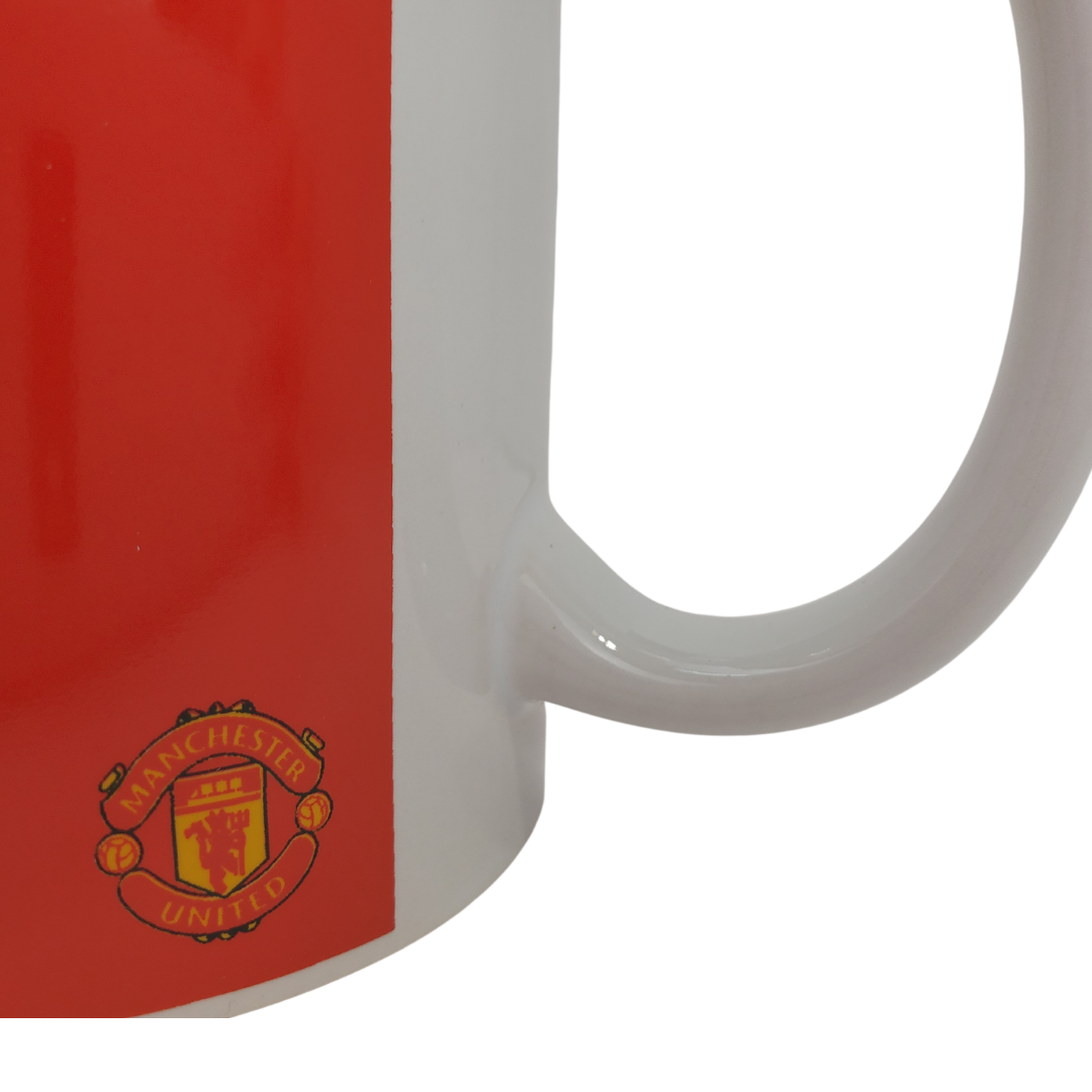 Close up of handle - Manchester United mug. Vibrant mug with Manchester United club crest and logo. Ideal as a gift for any Manchester United supporters, and for serving hot drinks.  Great gift for Manchester United fans 100% Ceramic Licensed Manchester United product