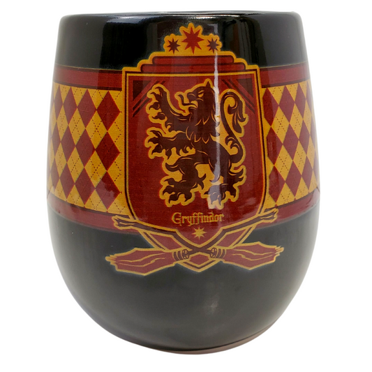 Courage, chivalry, and determination are what a Gryffindor brings to the table. What better way to support your friends than with this Gryffindor coffee mug. Celebrate your favourite parts of the famous Harry Potter world with this amazing mugs!