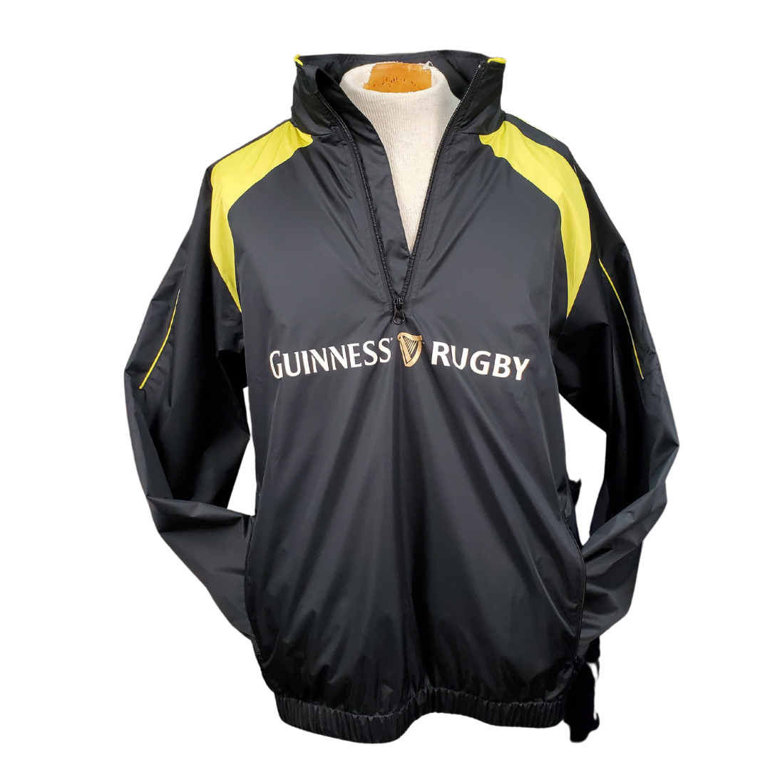 This rugby zip Jacket is part of the Guinness-designed performance sportswear range. Durable, waterproof wind jacket that is ideal for training on rainy days. Black and yellow design on the shoulders with the text ‘Guinness Rugby’.   Official Guinness merchandise  Waterproof wind jacket  3/4 zip jacket 