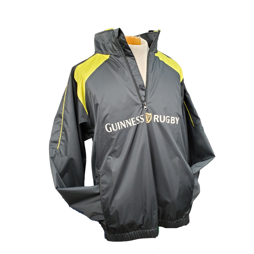 This rugby zip Jacket is part of the Guinness-designed performance sportswear range. Durable, waterproof wind jacket that is ideal for training on rainy days. Black and yellow design on the shoulders with the text ‘Guinness Rugby’.   Official Guinness merchandise  Waterproof wind jacket  3/4 zip jacket 