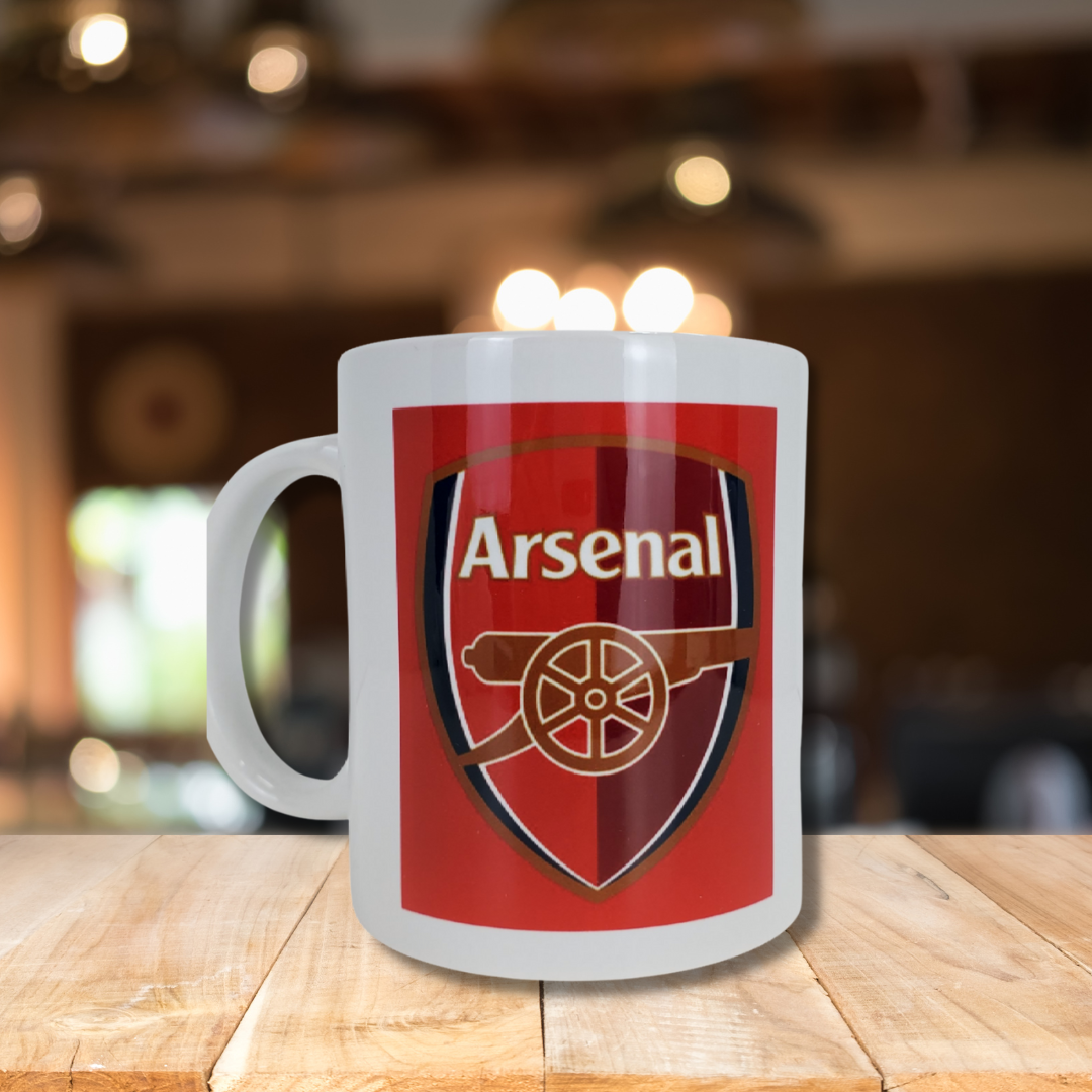 Have a cup of your favourite brew the next time you are cheering on the gunners on TV with this Arsenal coffee mug. This mug has the Arsenal logo and crest. This is the ideal gift for anyone who loves Arsenal!